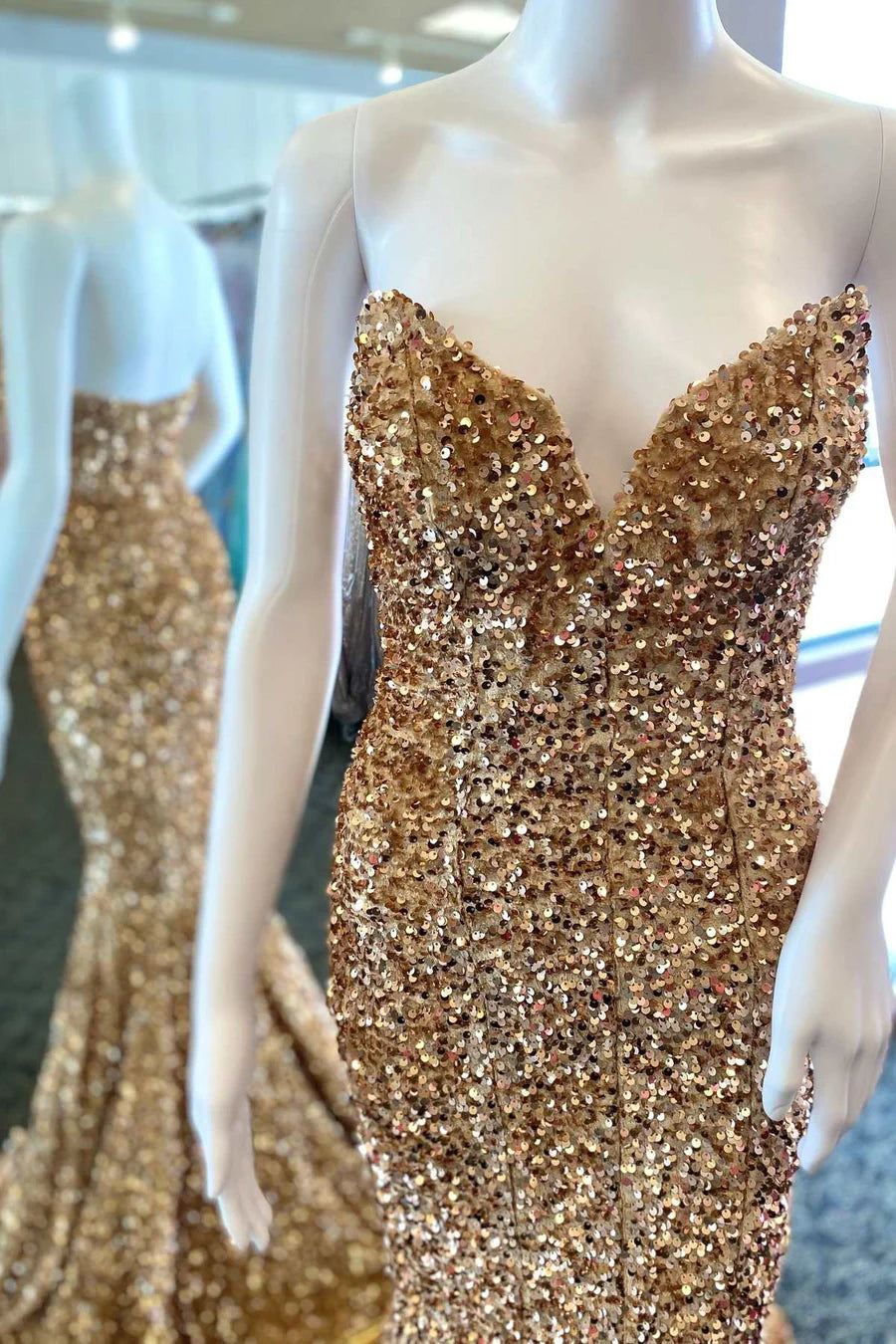 Robe de bal longue trompette à paillettes avec décolleté en cœur